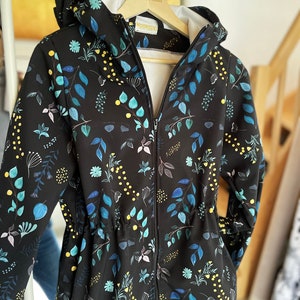 Kundenspezifische handgemachte Damen-Softshelljacke Bild 3