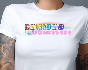 T-shirt da calcio delle Leonesse da calcio da donna. T-shirt da donna Rainbow Lionesses, regalo per tifosi di calcio, regalo per fan. Regalo per la palestra da donna, top sportivo da donna