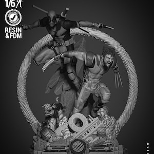 Peut inclure: Modèle 3D imprimé en noir et blanc de Deadpool et Wolverine debout sur une base avec un logo 'Wicked'. Le modèle est pré-supporté et testé, et est fait de résine et de FDM.