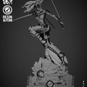 Peut inclure: Une figurine d'un personnage de super-héros féminin en 3D imprimée en gris, portant un masque, tenant deux épées et un pistolet. La figurine est debout sur une base rocheuse avec une plateforme de type char en dessous. La figurine est pré-supportée et testée pour l'impression à l'échelle 1/6. Le texte "RESIN & FDM" et "WICKED" sont visibles sur la base.
