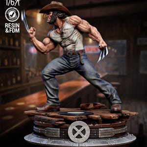 Puede incluir: Figura detallada de Wolverine en una pose dinámica, con sombrero de vaquero, vaqueros y camiseta sin mangas. La figura tiene garras metálicas extendidas y se apoya en una base de madera con un disco y una botella. La base presenta el logo de X-Men y la palabra "WICKED".