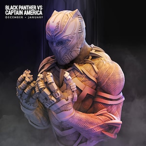 Peut inclure: Un buste de Black Panther imprimé en 3D en blanc, avec un design géométrique détaillé sur la combinaison. Le buste est posé avec les mains jointes devant la poitrine.