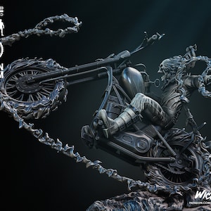 Puede incluir: Un modelo impreso en 3D detallado de una figura esquelética montando una motocicleta. La figura lleva una chaqueta de cuero y pantalones vaqueros. La motocicleta tiene un diseño de calavera en el guardabarros delantero. El modelo está impreso en color gris oscuro y tiene una superficie texturizada. El modelo está a escala 1/6 y es adecuado para la impresión en resina y FDM. El modelo se llama "Wicked" y está disponible en Patreon.