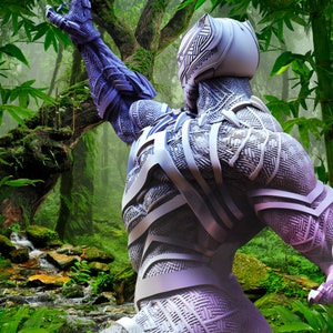 以下が含まれることがあります： ジャングルを背景に立つ、黒と紫のスーパーヒーローのアクションフィギュア。フィギュアは、詳細なテクスチャ加工が施されており、片腕を上げたポーズをとっている。