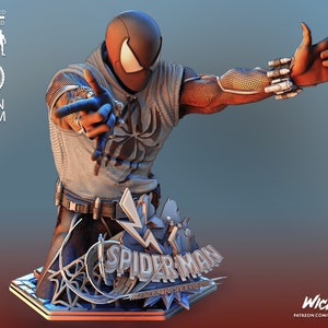 Op de afbeelding: Een 3D-geprint beeldje van Spider-Man in een wit en zwart pak met een spinnenwebontwerp. Het beeldje is geposeerd met één arm uitgestrekt en de andere hand in een wijzende houding. De basis van het beeldje heeft de woorden "Spider-Man" en "Across the Spider-Verse".