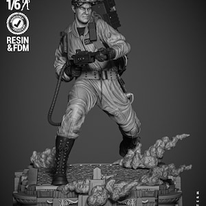 Può includere: Un modello 3D stampato in scala di grigi di un personaggio dei Ghostbusters che tiene un pacchetto di protoni. Il modello è in piedi su una base dettagliata con un effetto nuvola. Il modello è pre-supportato e testato per la stampa in scala 1/6 in resina o FDM.