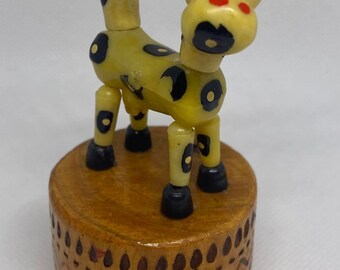 SELTENE antike Vintage-Daumendruckknopfpuppe aus Holz / Tierkuh / 8,5 cm hoch / viele Jahre alt / Spielzeug Vintage