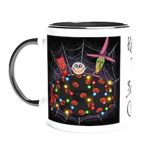 Puede incluir: Una taza de cerámica blanca con asa negra y el texto "But First, Coffee" en estilo manuscrito. La taza está sobre una superficie blanca. Ideal para bebidas calientes.