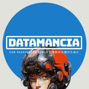 Puede incluir: Un logotipo de texto blanco sobre un fondo circular azul dice "DATAMANICA FOR PASSIONATE SOULS | 情熱的な魂のために". Un casco rojo y negro con una visera cubre la cabeza de una persona con cabello negro y ojos azules.