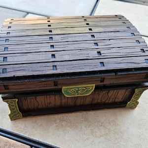 Caixa de Baú de Tesouro com Fecho Magnético Cartas de Oráculo Jogo de Dados Pêndulo de Cristal Armazenamento de Estoque MTG com Acentos Celtas Lua Madeira e Cristal