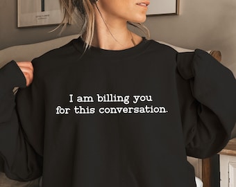 Puede incluir: Sudadera negra con texto blanco que dice "Te estoy facturando por esta conversación."