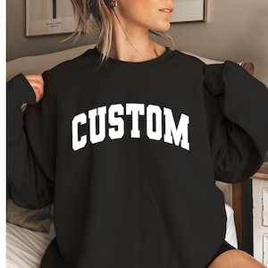 Sweat-shirt avec lettres universitaires, sweat-shirt d&#39;État personnalisé, lettrage de texte universitaire, pull à col rond personnalisé, État de l&#39;université, nom de ville personnalisé