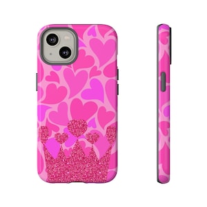 Op de afbeelding: Roze telefoonhoes met een glitterkroon en een roze en paarse hartjespatroon.