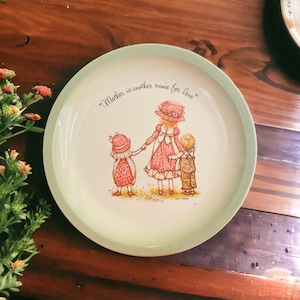 Talerze kolekcjonerskie Holly Hobbie firmy American Greetings Corporation z lat 1972-1973 | Dostępne 3 różne talerze