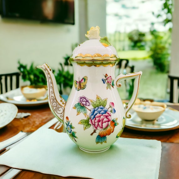 Sold Price: Service à dîner en porcelaine Herend, modèle Queen Victoria Sold Price: Service à dîner en porcelaine Herend, modèle Queen Victoria