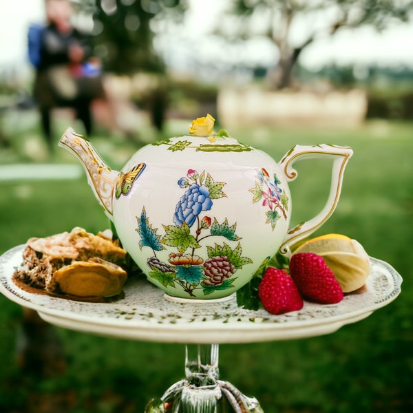 Herend Queen Victoria Teapot, Circa 1960-1970