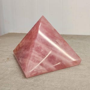 Rose Quartz Pyramid – Natural Pink Crystal Pyramid for Love, Healing & Attraction – Feng Shui Crystal Gift for Heart Chakra Home Decor