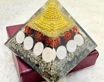 Laxmi Orgonite Pyramid – Wealth & Prosperity Crystal Decor