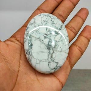 Howlite Palm Stone (40-55mm) - Natural White Oval Stone for Calming & Anxiety Relief - Howlite Worry Stone - Pocket Stone