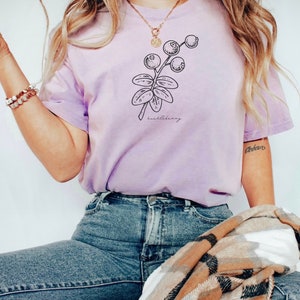 Huckleberry Plant Graphic Shirt, Montana Huckleberry T-shirt, Huckleberry Picking, Zomerfruit, Fruitvoer, Huckleberries, Comfort Colors