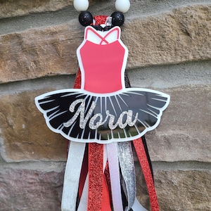 Etiqueta para bolso con cinta de baile personalizada, borla y dije para bolso de baile, etiqueta para mochila, etiqueta para bolso de baile, colores personalizados, espíritu escolar, regalo para mamá bailarina
