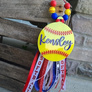 Personalisierter Softball Ribbon Taschenanhänger, Sporttasche Quaste und Anhänger, Bookbag Tag, Softball Taschenanhänger, benutzerdefinierte Farben, Schul Geist, Geschenk für Mutter