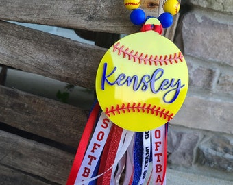 Personalisierter Softball Ribbon Taschenanhänger, Sporttasche Quaste und Anhänger, Bookbag Tag, Softball Taschenanhänger, benutzerdefinierte Farben, Schul Geist, Geschenk für Mutter