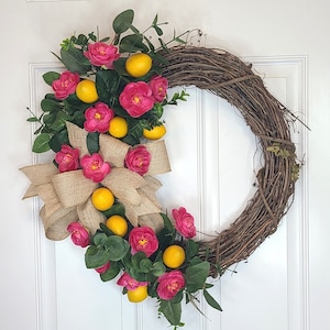Frühling Sommer Kranz mit rosa Ranunkeln und gelben Zitronen, Blumenkranz, Bogenkranz aus Sackleinen, Bauernhauskranz, Haustürdekor