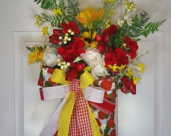 Accroche-porte pour panier de fraises et de fleurs d'été, décoration de ferme, décoration de porte d'entrée, décoration de porte rouge, blanche et jaune, panier suspendu floral