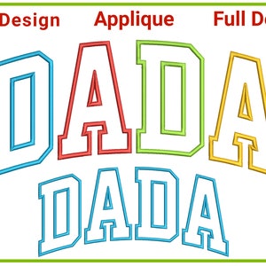 Op de afbeelding: Een kleurrijk appliqué-ontwerp van het woord "DADA" in een varsity-lettertype. De letters zijn wit omrand en gevuld met verschillende kleuren: blauw, rood, groen en geel. Het woord "DADA" is ook hieronder in een kleiner lettertype gespeld, wit omrand en blauw gevuld.