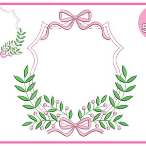 Può includere: Design di ricamo digitale con cornice rosa con fiocco e foglie verdi. Il design include il testo "37 Misure" in un cerchio rosa e una versione più piccola della cornice in alto a sinistra.