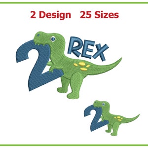 Puede incluir: Dos diseños de bordado que representan un dinosaurio verde sosteniendo un número 2 azul. El diseño más grande incluye la palabra "REX" en letras azules.