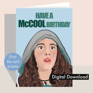 Può includere: Un biglietto di auguri di compleanno digitale stampabile con un'illustrazione di cartone animato di una donna con capelli castani ricci che indossa una felpa con cappuccio grigia e una collana con un simbolo yin yang. Il testo sulla carta dice "Have a McCool Birthday".