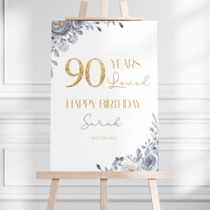 90er Geburtstagsparty Willkommensschild, marineblaues Blumen-Geburtstagsparty-Willkommensplakat, Dekorationen zum 90er Geburtstag, 90 Jahre geliebt