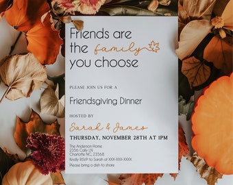 Könnte beinhalten: Eine weiße rechteckige Einladungskarte mit schwarzem und orangefarbenem Text, der Friends are the family you choose, Friendsgiving Dinner, hosted by Sarah & James, Thursday, November 28th at 1pm, und Adressdaten lautet.