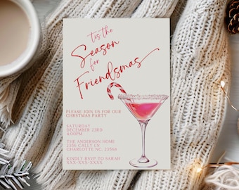 Könnte beinhalten: Eine festliche Einladungskarte mit dem Text "Tis the Season for Friendsmas" in roter Schrift. Sie zeigt einen rosa Cocktail mit einer Zuckerstange. Die Karte enthält Party-Details: Datum, Uhrzeit und Ort.