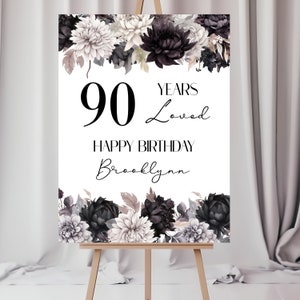 90er Geburtstagsparty Willkommensschild, schwarzes Blumen-Geburtstagsparty-Willkommensplakat, Dekorationen zum 90er Geburtstag, 90 Jahre geliebt