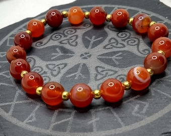 Bracelet pierres précieuses perles d'agate rouge 8 mm avec perles intercalaires dorées - force et élégance alliées