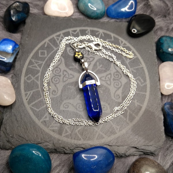 Silberne Gothic Halskette mit Hexagonalem Blauem Quarz Kristall und Sternen-Anhänger - Dunkle Mystik in Silber