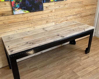 Impresionante mesa con tanque de agua de seis pies.