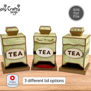 Puede incluir: Tres cajas de té decorativas con diferentes diseños de tapa. Cada caja es rectangular con un exterior estampado en verde claro y una base marrón. La palabra "TEA" se muestra en la parte delantera de cada caja. También aparece el texto "3 different lid options".