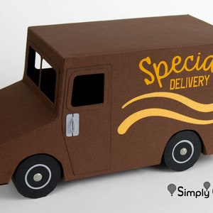 K&ouml;nnte beinhalten: Ein brauner Papp-Lieferwagen mit einer wei&szlig;en T&uuml;r und R&auml;dern. Die Seite des Wagens hat eine gelbe Grafik mit zwei Wellenlinien und dem Text "Special Delivery".
