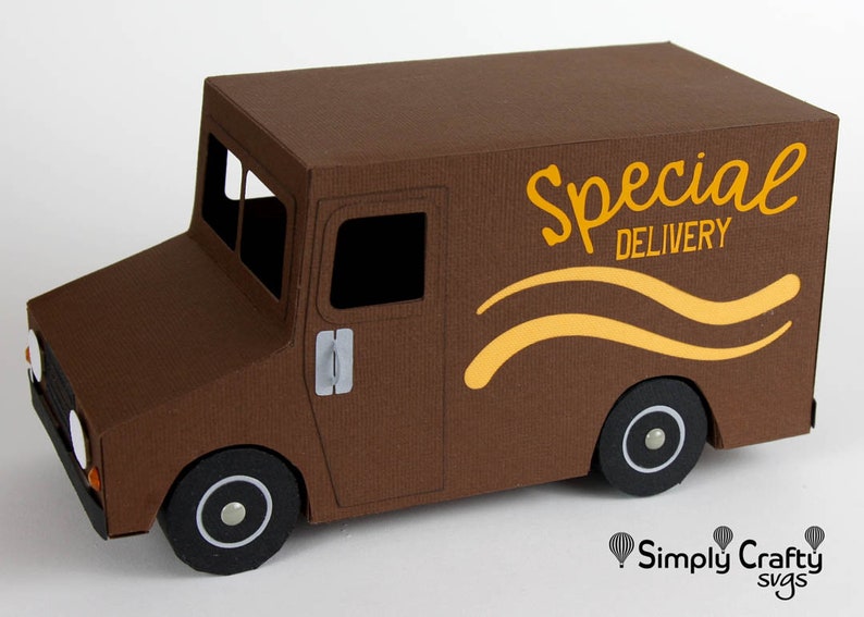 K&ouml;nnte beinhalten: Ein brauner Papp-Lieferwagen mit einer wei&szlig;en T&uuml;r und R&auml;dern. Die Seite des Wagens hat eine gelbe Grafik mit zwei Wellenlinien und dem Text "Special Delivery".