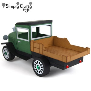 Peut inclure: Un camion jouet vert avec une benne en bois brun. Le camion a une cabine noire avec une seule fen&ecirc;tre et une &eacute;toile &agrave; l'avant. Le camion a des roues vertes avec des rayons argent&eacute;s.
