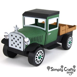 Peut inclure: Mod&egrave;le de camionnette vintage en papier, de couleur verte et noire, avec une benne en bois. Le camion a une &eacute;toile sur l'avant et des phares en forme de diamant.