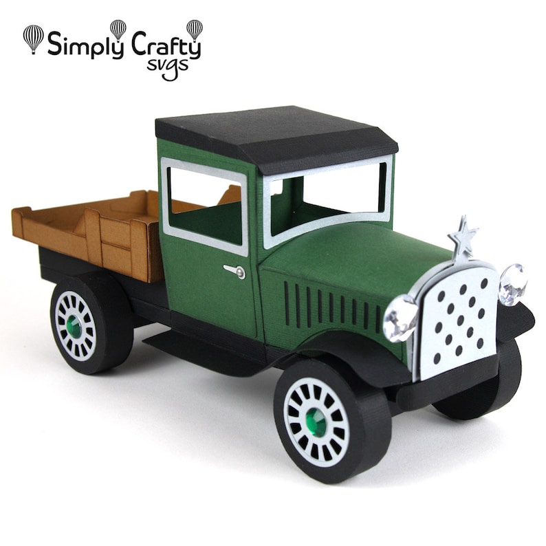Peut inclure: Un camion jouet vintage vert avec une benne en bois brun. Le camion a un toit noir, des phares argent&eacute;s et une &eacute;toile sur la calandre.