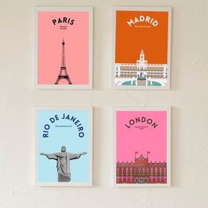 Könnte beinhalten: Vier gerahmte Kunstdrucke mit Reise-Motiven. Jeder Druck zeigt einen Städtenamen und ein Wahrzeichen: Paris mit dem Eiffelturm, Madrid mit einem Gebäude, Rio de Janeiro mit Christus dem Erlöser und London mit einem Gebäude.