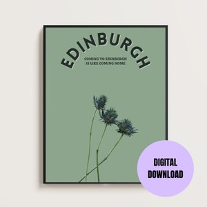 K&ouml;nnte beinhalten: Ein digitaler Download-Druck mit dem Text "EDINBURGH" in einer schwarzen, runden Schriftart und dem Text "COMING TO EDINBURGH IS LIKE COMING HOME" in einer kleineren schwarzen Schriftart. Der Hintergrund ist hellgr&uuml;n mit drei blauen Distelbl&uuml;ten.