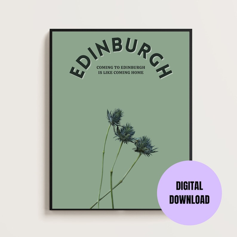 K&ouml;nnte beinhalten: Ein digitaler Download-Druck mit dem Text "EDINBURGH" in einer schwarzen, runden Schriftart und dem Text "COMING TO EDINBURGH IS LIKE COMING HOME" in einer kleineren schwarzen Schriftart. Der Hintergrund ist hellgr&uuml;n mit drei blauen Distelbl&uuml;ten.