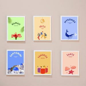Könnte beinhalten: Sechs gerahmte Drucke mit bunten Illustrationen und Text. Jeder Druck zeigt ein anderes Inselziel, darunter Hawaii, Ibiza, Mykonos, Santorini, Teneriffa und Zakynthos.